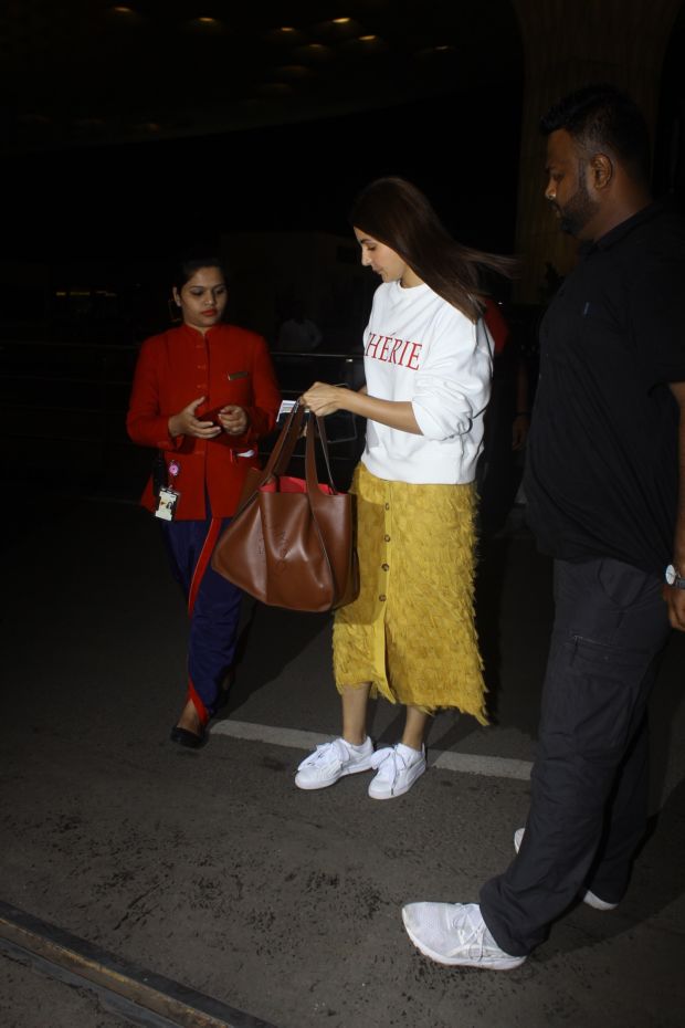 Cherie Anushka Sharma’s Airport Look Is Peppy With Fringe Benefits