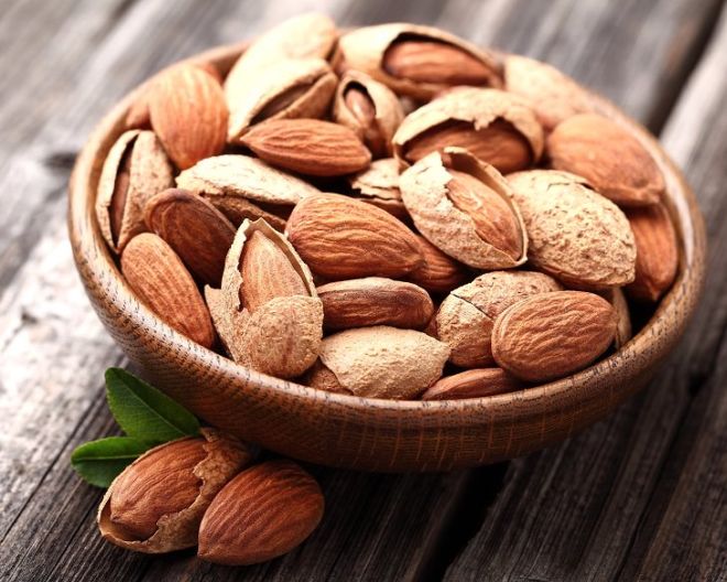 8 Surprising Health Benefits Of Soaked Almonds | Funzug.com