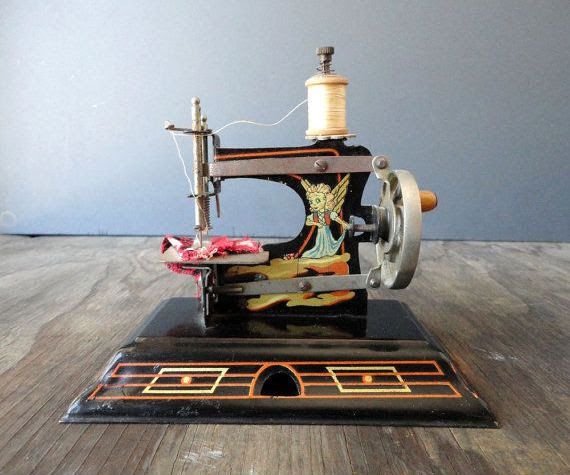 Have A Look At These Vintage Sewing Machines