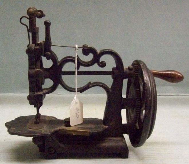 Have A Look At These Vintage Sewing Machines