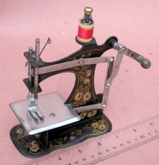 Have A Look At These Vintage Sewing Machines