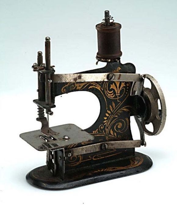 Have A Look At These Vintage Sewing Machines