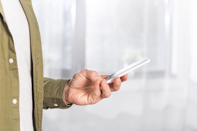 9 Habits That Are Damaging Your Smartphone