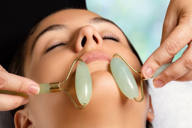 The Right Way To Use The Jade Facial Roller 3366