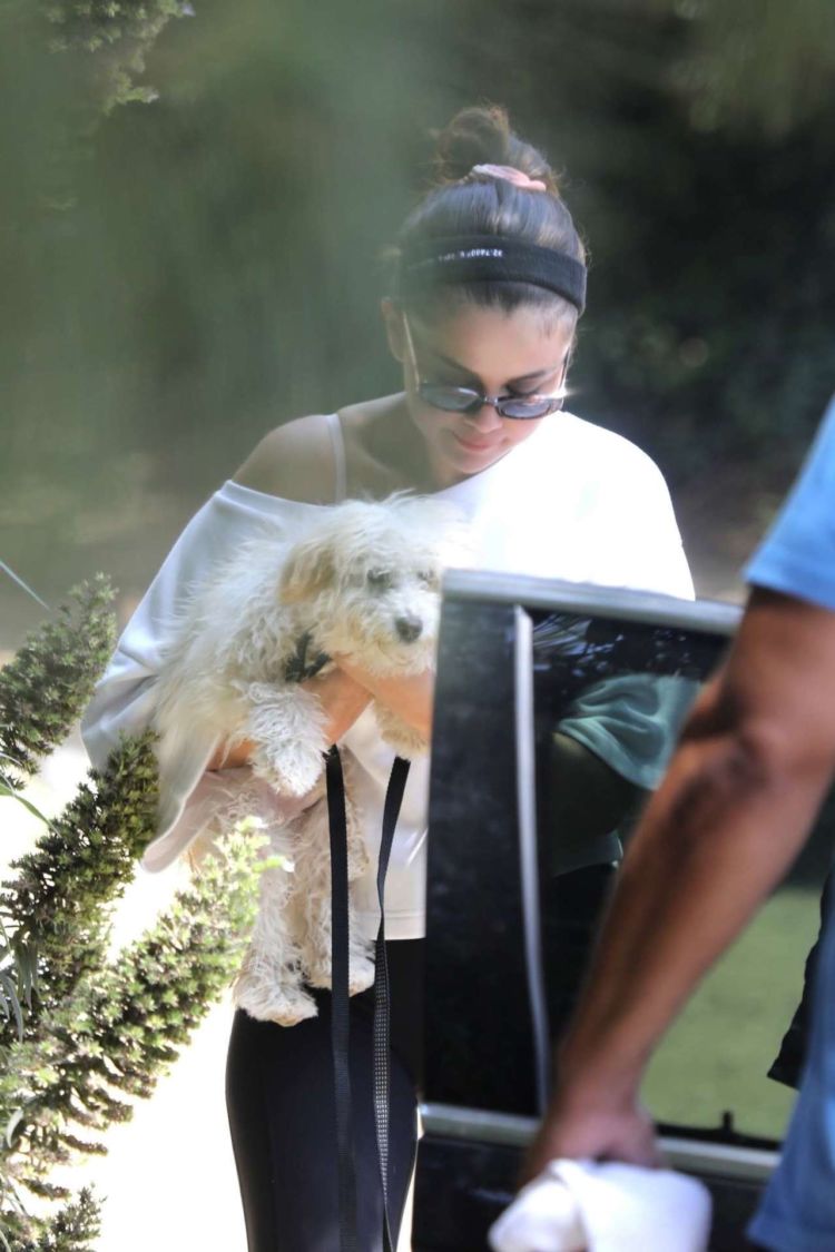 Selena Gomez Out For A Hike With Her Friends And Her New Puppy