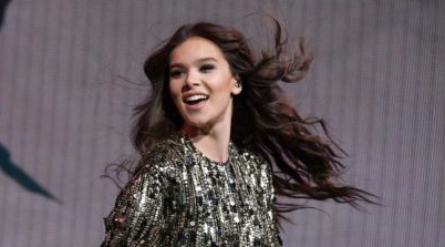 Hailee Steinfeld Performs Live At Radio City Music Hall | Glamistan.com