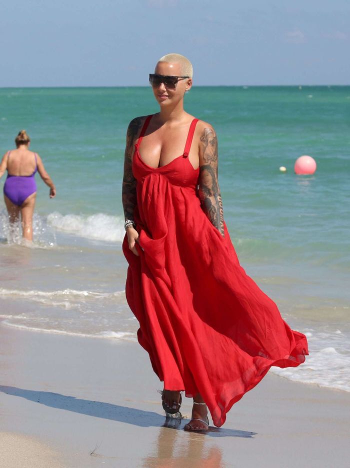 Amber Rose Relacing In A Bikini At Miami Beach