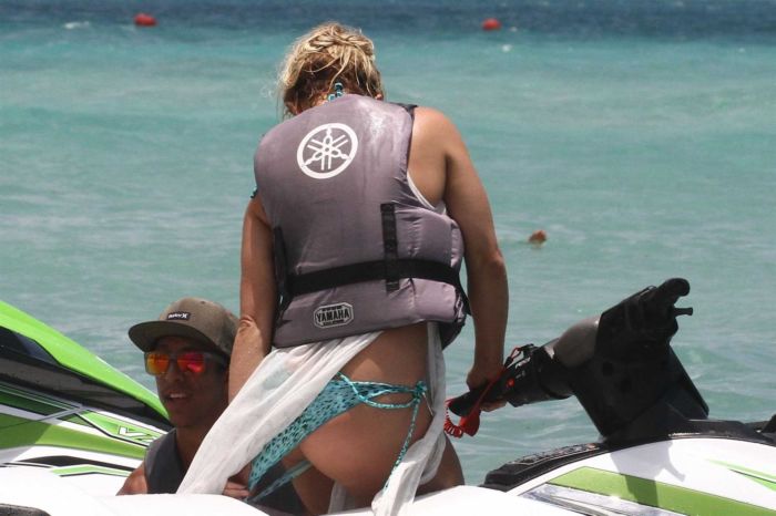 Britney Spears On A Jet Skii An Bikini