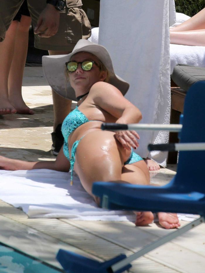 Britney Spears Relaxing In Bikini At A Pool In Miami