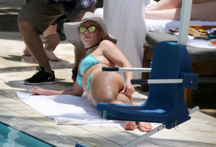 Britney Spears Relaxing In Bikini At A Pool In Miami