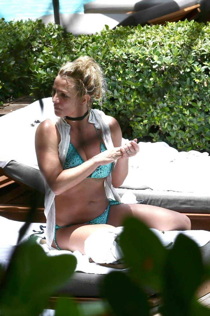 Britney Spears Relaxing In Bikini At A Pool In Miami