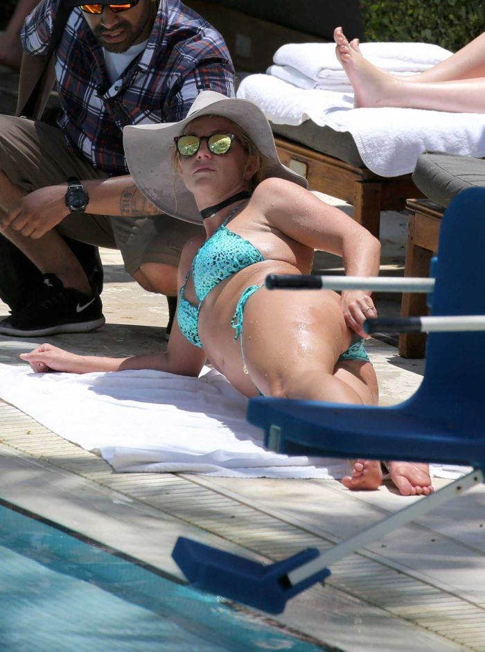 Britney Spears Relaxing In Bikini At A Pool In Miami