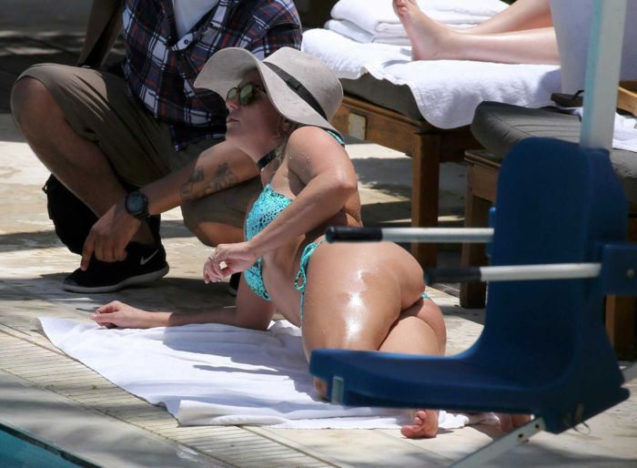 Britney Spears Relaxing In Bikini At A Pool In Miami
