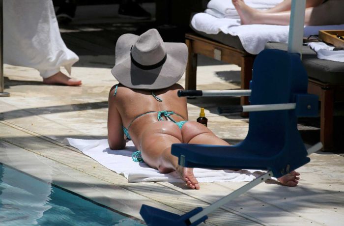 Britney Spears Relaxing In Bikini At A Pool In Miami