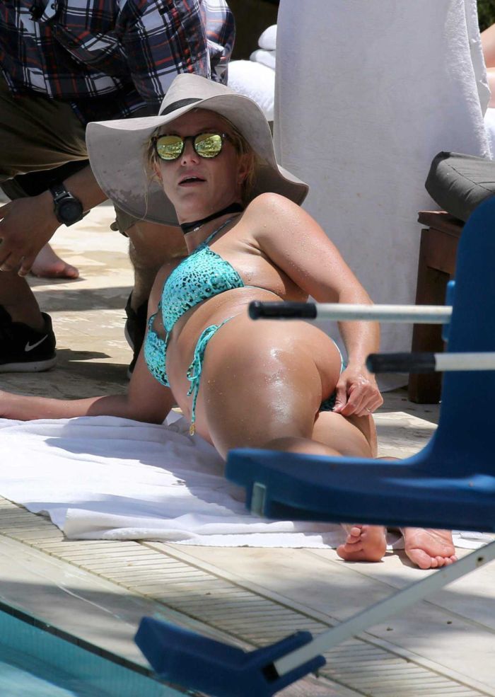 Britney Spears Relaxing In Bikini At A Pool In Miami