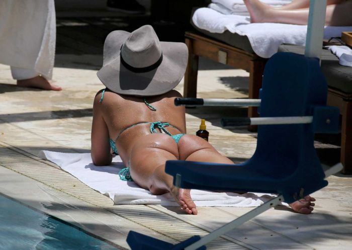 Britney Spears Relaxing In Bikini At A Pool In Miami