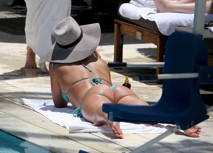 Britney Spears Relaxing In Bikini At A Pool In Miami