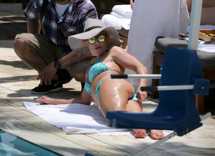 Britney Spears Relaxing In Bikini At A Pool In Miami