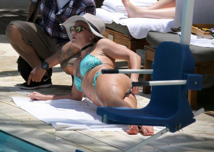 Britney Spears Relaxing In Bikini At A Pool In Miami