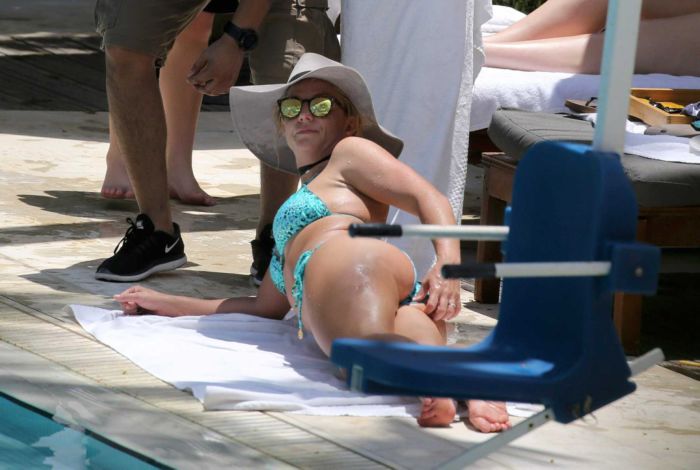 Britney Spears Relaxing In Bikini At A Pool In Miami