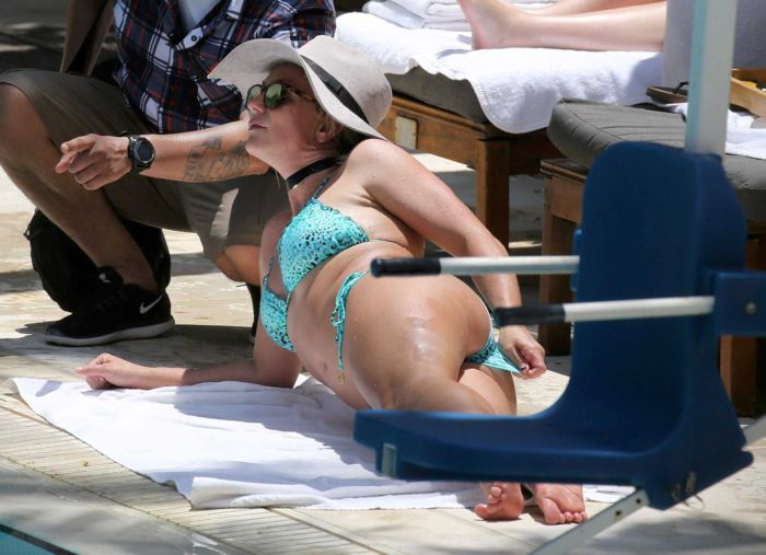 Britney Spears Relaxing In Bikini At A Pool In Miami