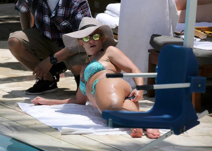 Britney Spears Relaxing In Bikini At A Pool In Miami