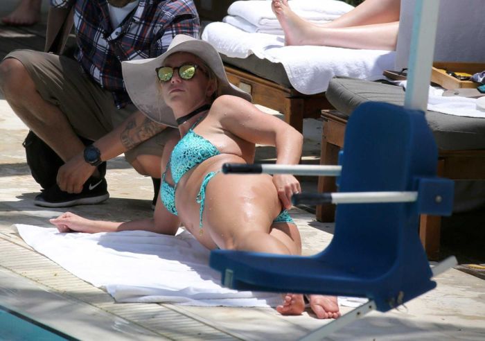 Britney Spears Relaxing In Bikini At A Pool In Miami