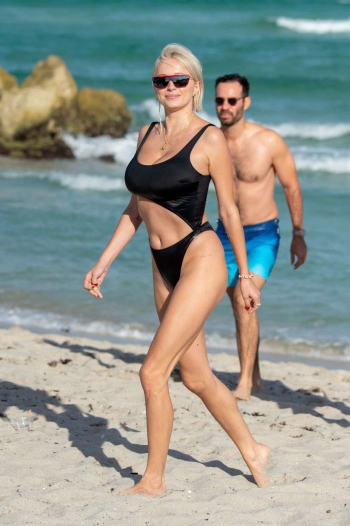 Caroline Vreeland In A Black Swimsuit At Miami Beach