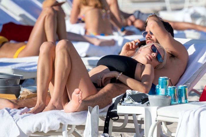 Caroline Vreeland In A Black Swimsuit At Miami Beach