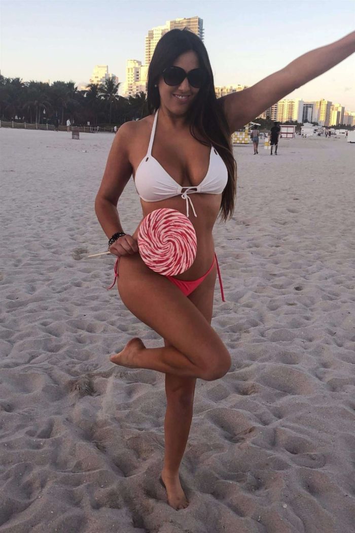 Claudia Romani Spends Her Evening At Miami Beach