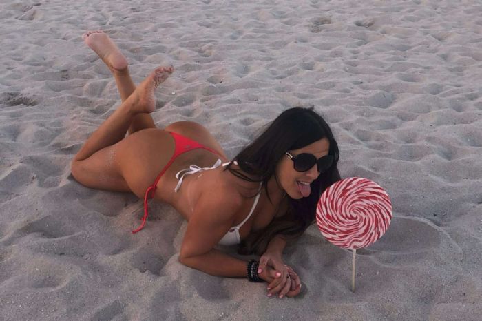 Claudia Romani Spends Her Evening At Miami Beach