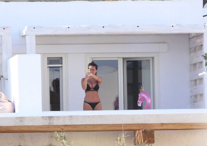 Georgia May Foote In Bikini At A Swimming Pool