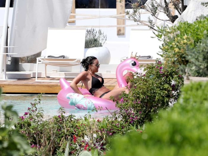 Georgia May Foote In Bikini At A Swimming Pool