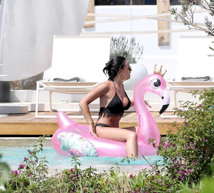 Georgia May Foote In Bikini At A Swimming Pool