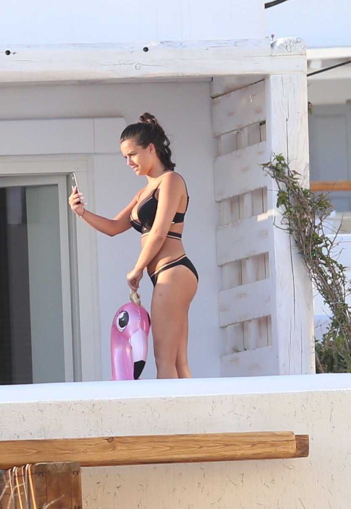Georgia May Foote In Bikini At A Swimming Pool