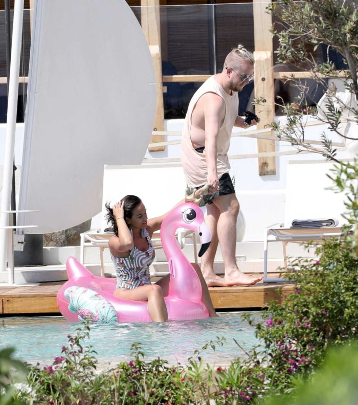 Georgia May Foote In Bikini At A Swimming Pool