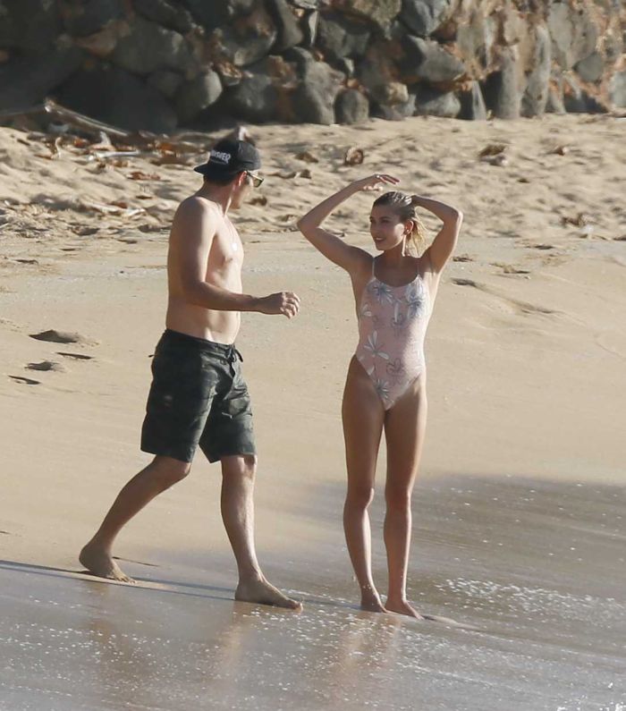 Hailey Baldwin In Swimsuit At The Hawaiian Beach