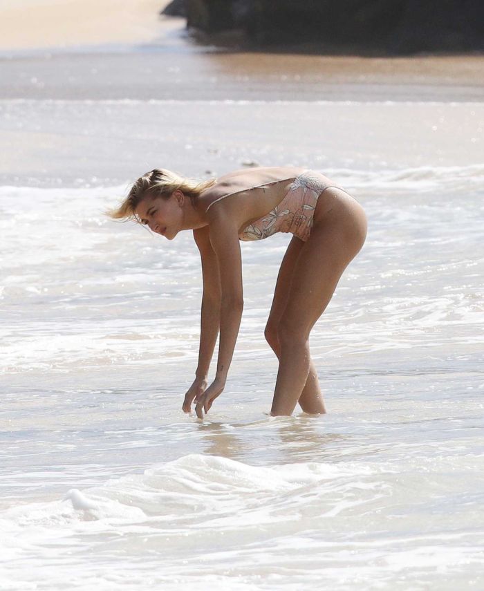 Hailey Baldwin In Swimsuit At The Hawaiian Beach