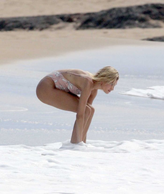 Hailey Baldwin In Swimsuit At The Hawaiian Beach