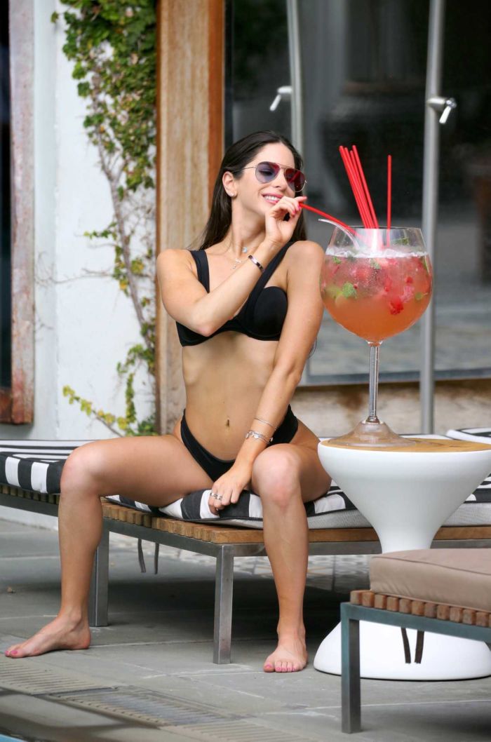 Jen Selter Relaxing In A Bikini At A Pool