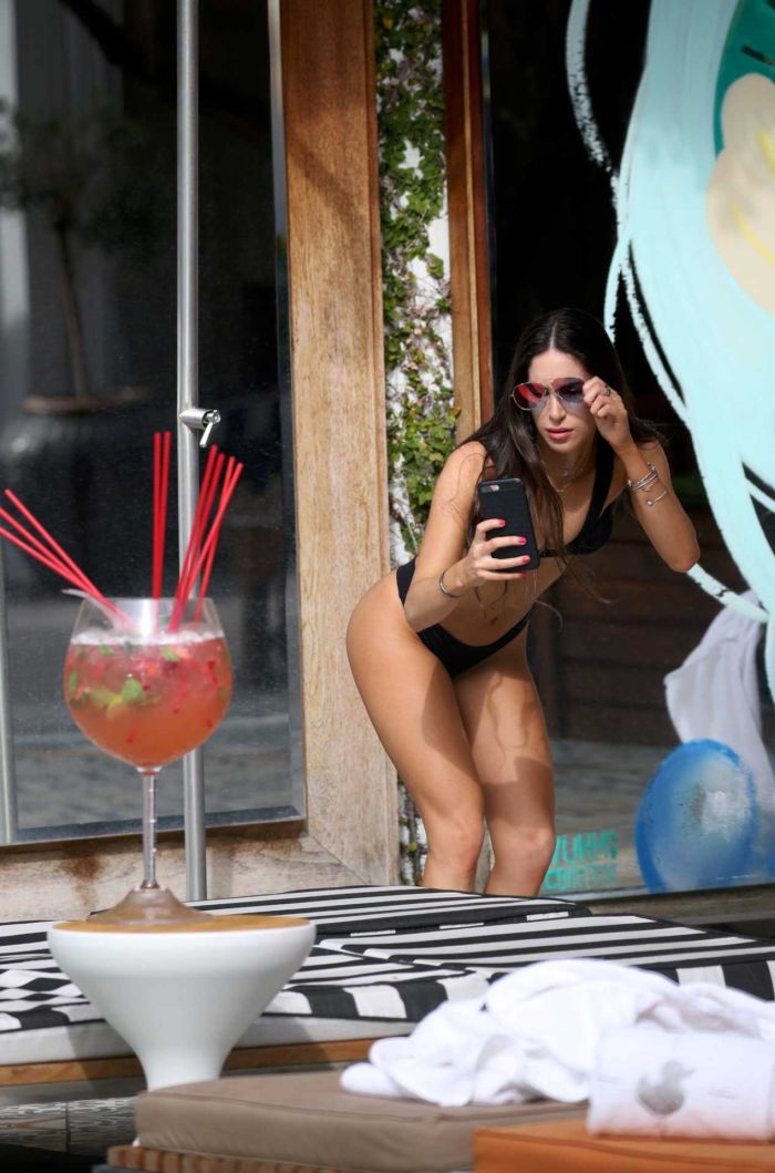 Jen Selter Relaxing In A Bikini At A Pool