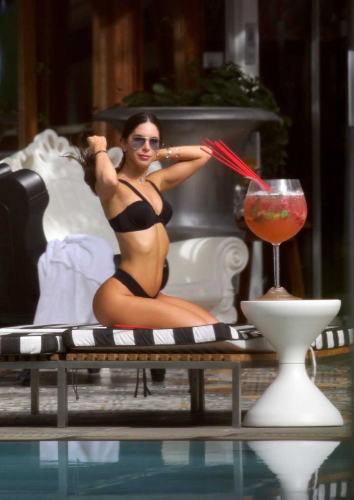 Jen Selter Relaxing In A Bikini At A Pool