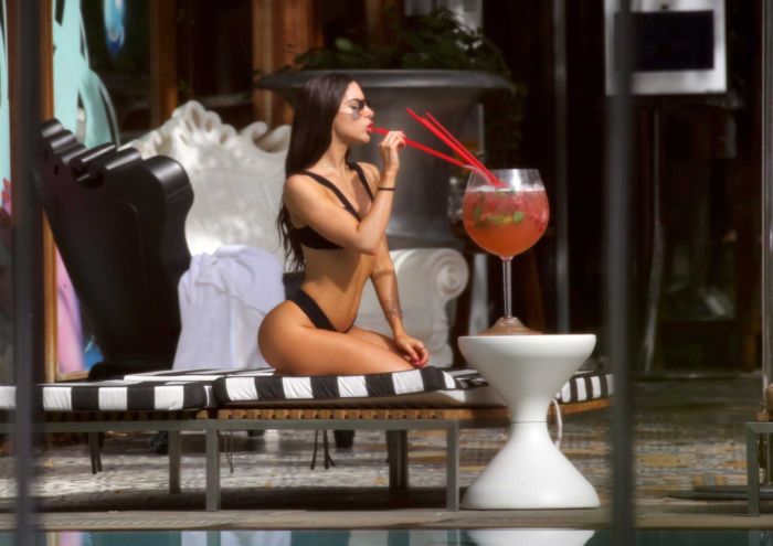 Jen Selter Relaxing In A Bikini At A Pool