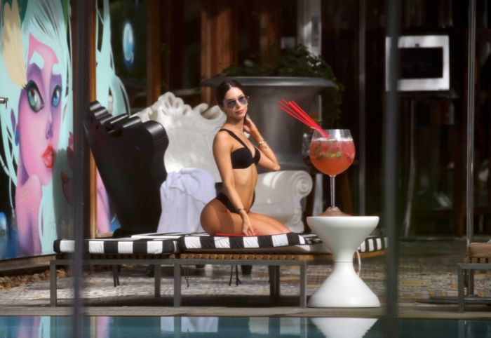 Jen Selter Relaxing In A Bikini At A Pool