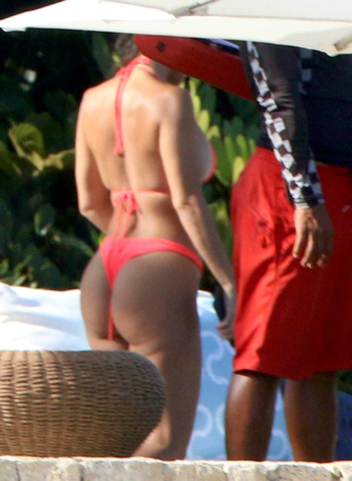 Kourtney Kardashian Candids In Pink Bikini In Los Cabos