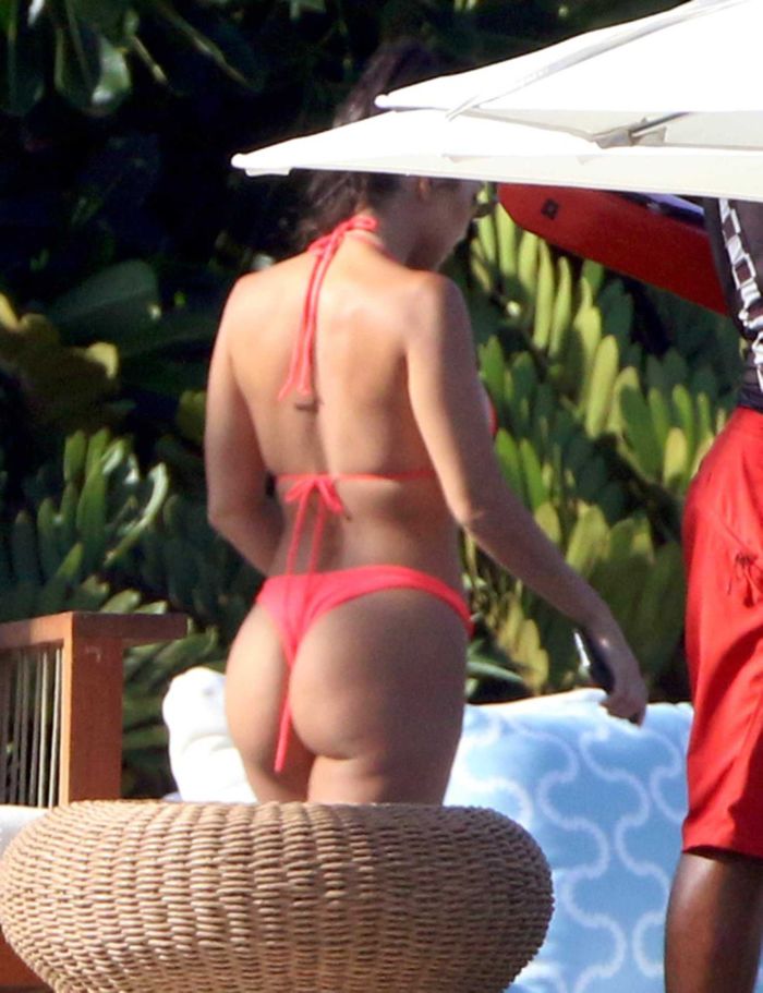 Kourtney Kardashian Candids In Pink Bikini In Los Cabos