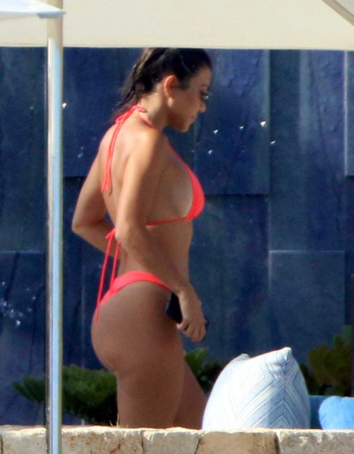 Kourtney Kardashian Candids In Pink Bikini In Los Cabos