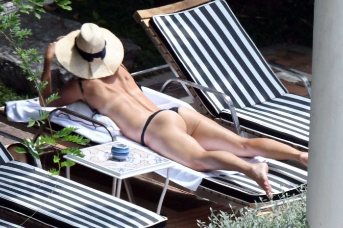 Maria Sharapova Candids In Black Bikini At The Swimming Pool
