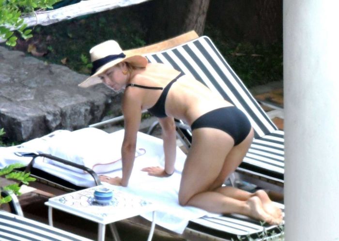 Maria Sharapova Candids In Black Bikini At The Swimming Pool