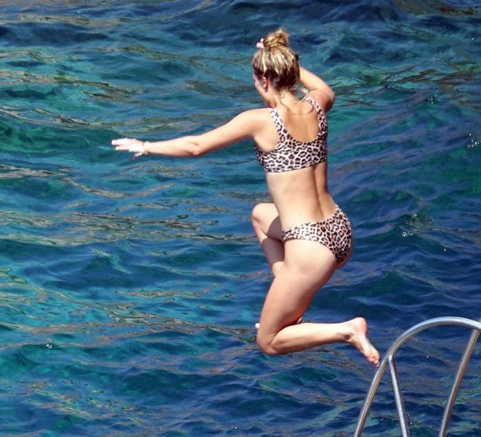 Nina Agdal In A Leapord Bikini On A Vacation In Capri